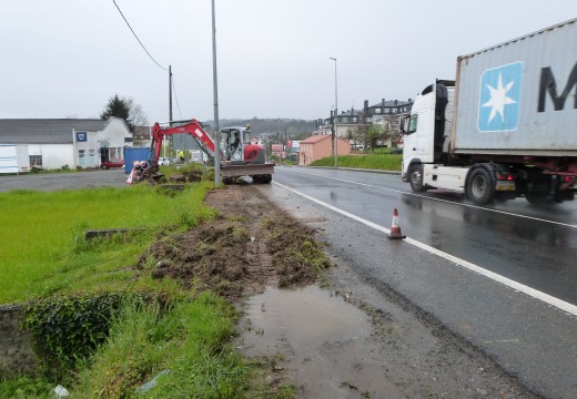 Comezan as obras da senda peonil na N-550 de acceso ao CEIP do Camiño Inglés, nas que o Concello de Oroso investirá 60.000 euros